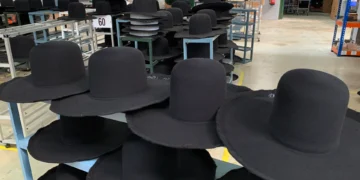 Los sombreros de una fábrica de Sevilla cubren las cabezas de judíos de medio mundo