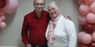 Hallan a abuelos abrazados después de que un árbol los mató en su casa