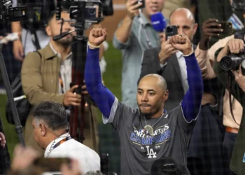 Zapatillas de Freeman y guantes de Betts al Salón de la Fama del béisbol