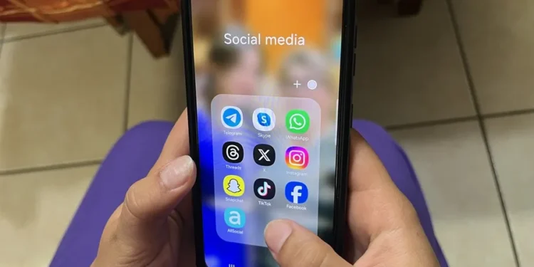 La generación Z cree que las redes sociales en lugar de unir, distancian