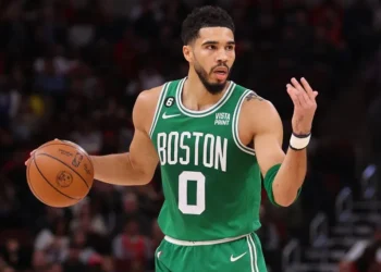 Tatum impone poderío con 37 puntos y 10 rebotes triunfo Celtics