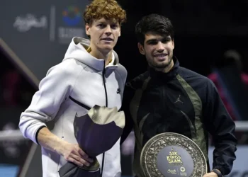 Sinner refuerza su dominio y su botín tras ganar a Alcaraz