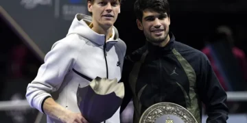 Sinner refuerza su dominio y su botín tras ganar a Alcaraz