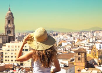 España recibió en julio y agosto 21.8 millones de visitante, bate récord y debate por exceso de turismo