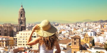 España recibió en julio y agosto 21.8 millones de visitante, bate récord y debate por exceso de turismo