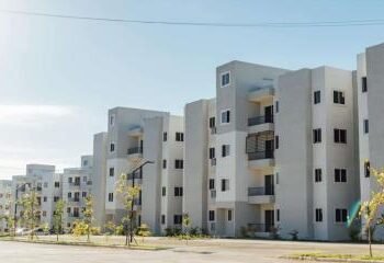 Propiedades por encima del monto de una vivienda bajo costo pagarán impuestos.