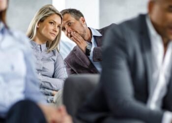 Los científicos afirman que chismear por un tiempo prolongado produce que tu cuerpo envejezca más rápido