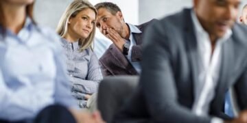 Los científicos afirman que chismear por un tiempo prolongado produce que tu cuerpo envejezca más rápido