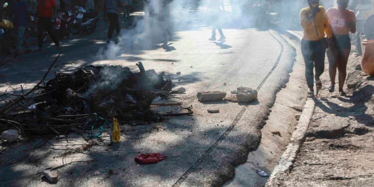 Policía haitiana mató 28 pandilleros y la población hastiada los quemó