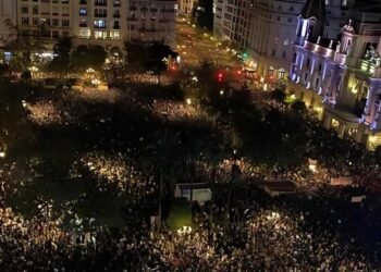 Miles de personas se manifiestan en España exigiendo la renuncia del presidente de Valencia