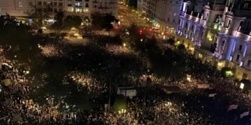 Miles de personas se manifiestan en España exigiendo la renuncia del presidente de Valencia