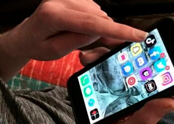 Australia aprueba la primera ley del mundo que prohíbe el acceso a redes sociales a menores de 16 años