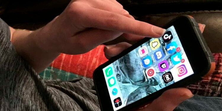 Australia aprueba la primera ley del mundo que prohíbe el acceso a redes sociales a menores de 16 años