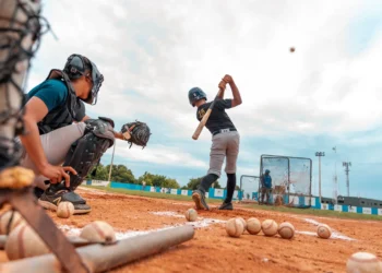 El Senado aprueba ley que regula la contratación de prospectos del béisbol Liga de Verano en RD