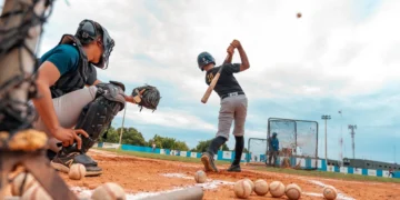 El Senado aprueba ley que regula la contratación de prospectos del béisbol Liga de Verano en RD