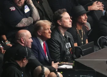 Trump asiste a pelea de campeonato de UFC en Nueva York, una pausa en selección de gabinete