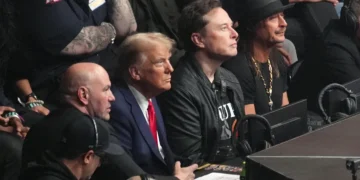 Trump asiste a pelea de campeonato de UFC en Nueva York, una pausa en selección de gabinete