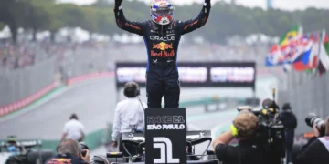 Max Verstappen manda en la lluvia de Interlagos y se aleja de Landon Norris