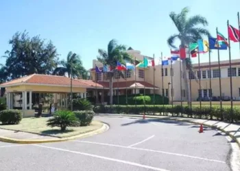 Diplomáticos de carrera demandan al Gobierno de República Dominicana por cancelaciones