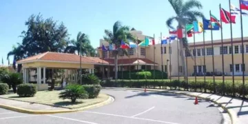 Diplomáticos de carrera demandan al Gobierno de República Dominicana por cancelaciones