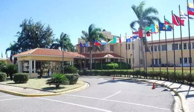 Diplomáticos de carrera demandan al Gobierno de República Dominicana por cancelaciones