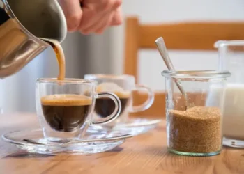 Los ingredientes que un neurólogo recomienda ponerle al café todas las mañanas para cuidar la memoria y el cerebro