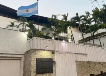 Uno de los seis asilados en la Embajada de Argentina en Caracas sale y se entrega