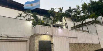 Uno de los seis asilados en la Embajada de Argentina en Caracas sale y se entrega