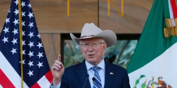 El embajador Ken Salazar afirma que los pueblos de EE.UU. y México «merecen vivir sin miedo»