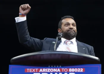 Trump dice que reemplazará al director del FBI con Kash Patel, un crítico de la agencia