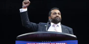 Trump dice que reemplazará al director del FBI con Kash Patel, un crítico de la agencia