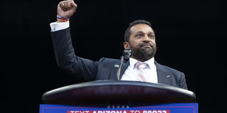 Trump dice que reemplazará al director del FBI con Kash Patel, un crítico de la agencia