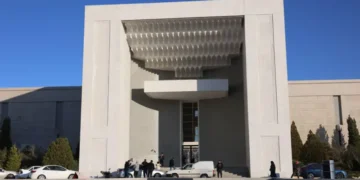 Imágenes de la invasión y el saqueo del palacio presidencial y la residencia particular de Al Assad en Siria