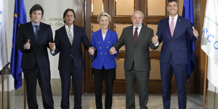 UE y el bloque sudamericano Mercosur sellan acuerdo de libre comercio tras 25 años de negociaciones