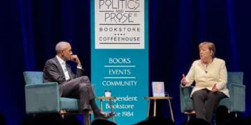 Merkel presenta sus memorias en Washington en una charla con Obama