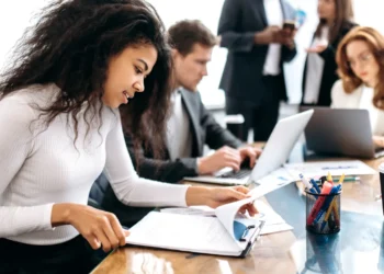 Tendencias del mercado laboral que enfrentarán los trabajadores en 2025