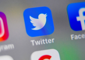 ¿Quién se informa en redes y en qué plataforma lo hace?