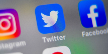 ¿Quién se informa en redes y en qué plataforma lo hace?