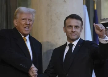 «El mundo se está volviendo un poco loco en estos momentos», dice Trump en París