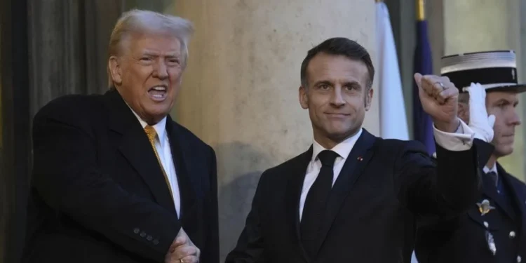 «El mundo se está volviendo un poco loco en estos momentos», dice Trump en París