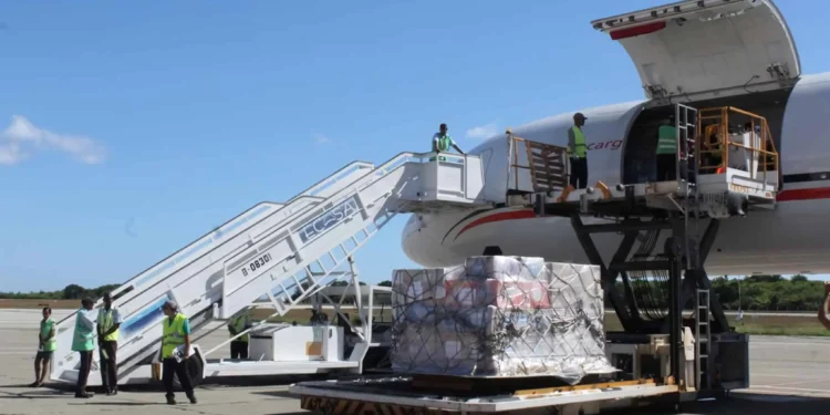 Cuba recibe donaciones de República Dominicana mientras su economía se desmorona