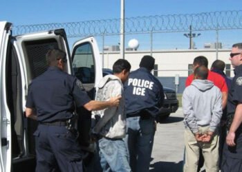 Trump planea deportar a miles de migrantes a países distintos a los que nacieron, según NBC