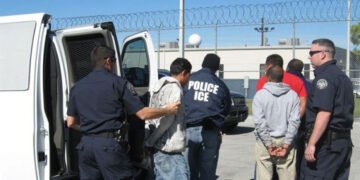 Trump planea deportar a miles de migrantes a países distintos a los que nacieron, según NBC