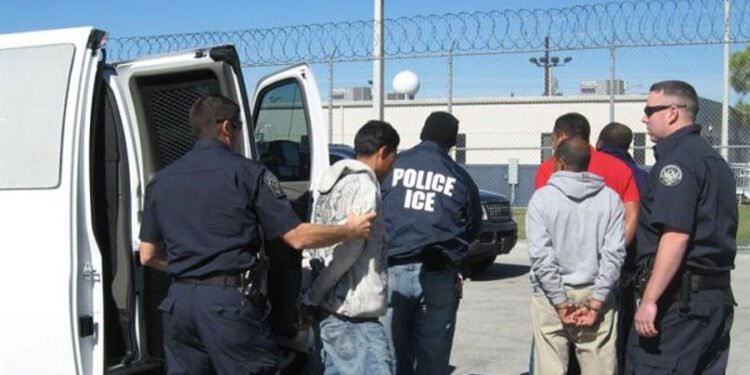 Trump planea deportar a miles de migrantes a países distintos a los que nacieron, según NBC