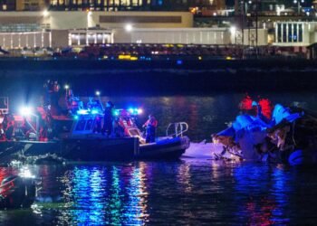 ¿Quiénes iban en el avión que chocó contra un helicóptero en Washington D.C.?