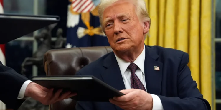 Trump implementará aranceles del 25% a México y Canadá a partir del 1 de febrero