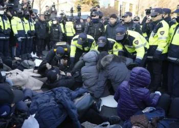 Investigadores surcoreanos intentan detener al presidente suspendido Yoon Suk Yeol