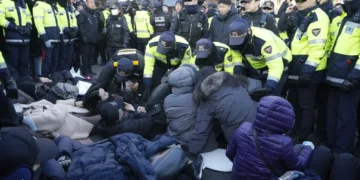 Investigadores surcoreanos intentan detener al presidente suspendido Yoon Suk Yeol