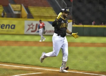 Águilas le ganan al Escogido, Canario pega jonrón y pitcheo silenció bates de los Leones