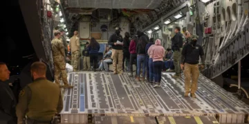 Aviones militares de EE.UU. deportarán a inmigrantes todos los días